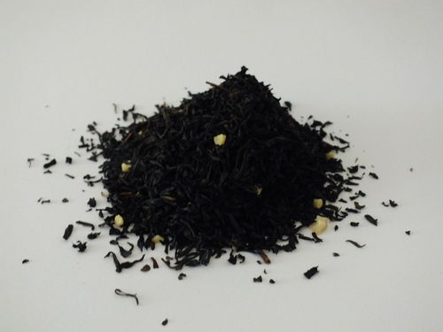 Mandel-Sahne, schwarzer Tee